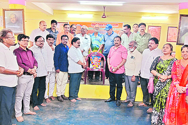 పోట్రైట్ చిత్ర కళాకారుడు సన్నాలకు ఘన నివాళి 1