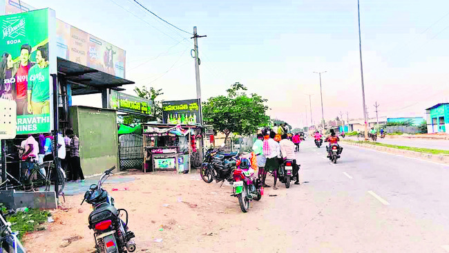 అడుగడుగునా ‘మందు’పాతర్లు1