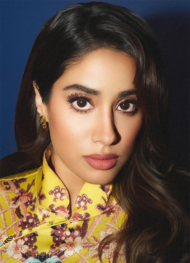 Janhvi Kapoor Brings Back Y2K Glamour In An Archival Roberto10