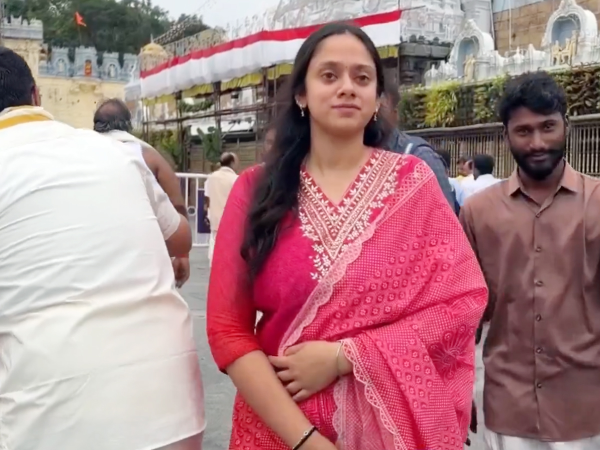 Prabhas' younger sister in Tirumala Srivari Seva (Photos)5
