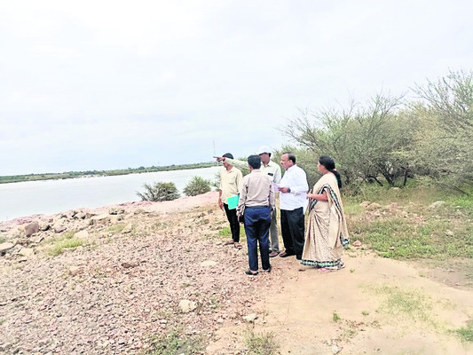 నిర్మాణ ప్రదేశం మార్పుతో ఆందోళన బాట.. 
1