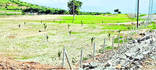 చెరువును చెరబట్టారు1