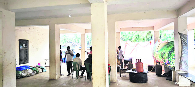 తుపాను షెల్టర్లలో పోలీసులు తిష్ట 1