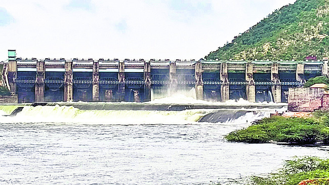 జలాశయానికి  వరద తగ్గుముఖం 
1