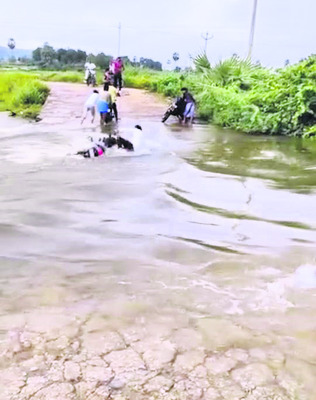 బైక్పై వెళ్తూ వాగులో పడిపోయిన వ్యక్తి1