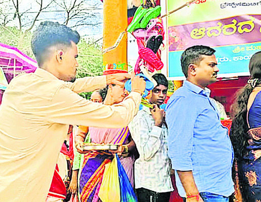 కలబుర్గిలో లక్ష్మీదేవికి ప్రత్యేక పూజలు 1