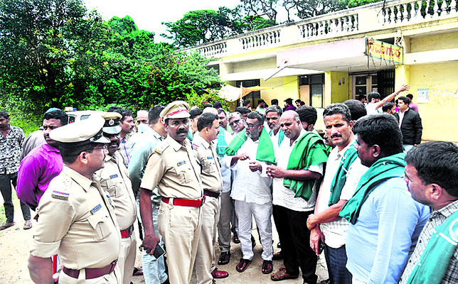 అడవుల్లో రిసార్టులు, గ్రామాల్లోకి మృగాలు 1