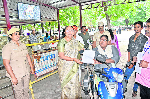 కాలువల ఆక్రమణలతోనే ఇళ్లలోకి నీరు 1