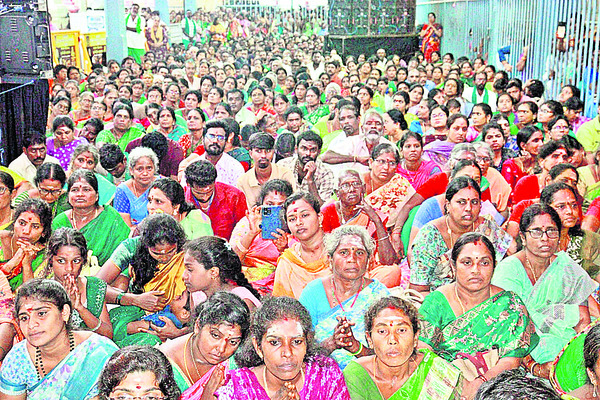 5 టన్నుల పుష్పాలతో షణ్ముఖర్కు పుష్పాంజలి1