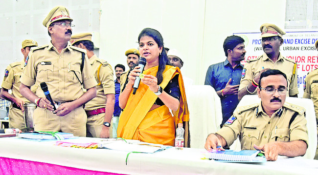 ‘లక్కు.. కిక్కు’ దక్కింది!1