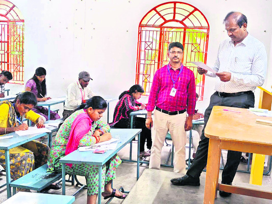 బీఎడ్ పరీక్షలు ప్రారంభం 1