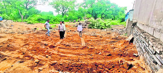 కొప్పర్తి చెరువు కట్ట  కాలువకు గండి1