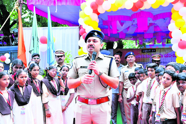 పోలీసు అమరవీరుల త్యాగాలు స్మరించుకుందాం1