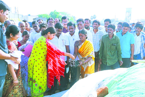 ధాన్యం సేకరణలో నిర్లక్ష్యం వహించొద్దు1