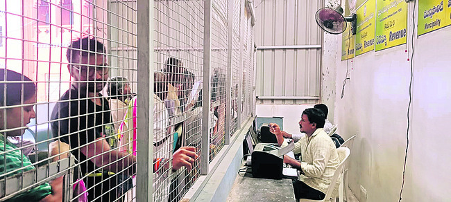 కలెక్టరేట్‌కు వచ్చిన అర్జీదారులు1