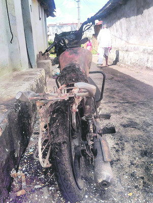 కారు, బస్సు ఢీ..1