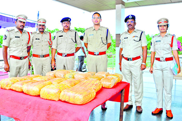 గంజాయి ముఠా గుట్టురట్టు1