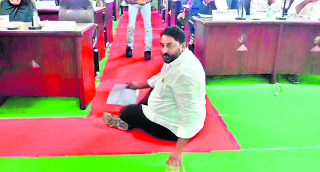 మున్సిపల్ అధికారుల అవినీతిపై ఆగ్రహం1