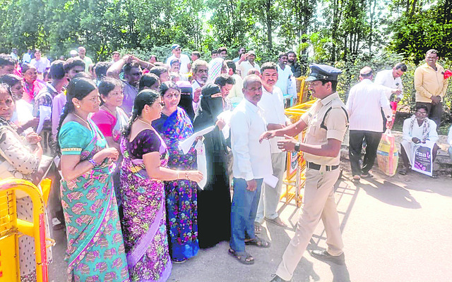 అర్జీల పరిష్కారంపై ప్రత్యేక దృష్టి 1
