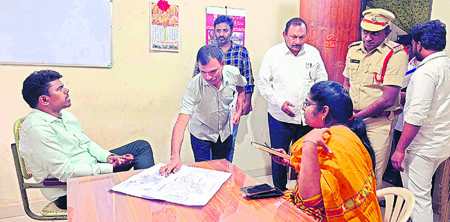 వాహనం ఢీ కొని రెండు గేదెలు మృతి 1