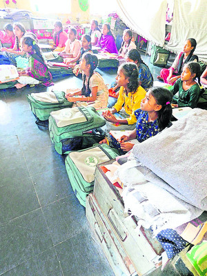 శిథిల భవనాలు.. అధ్వానంగా ఉన్న పరిసరాలు.. నేలపైనే భోజనాల4