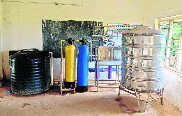 శిథిల భవనాలు.. అధ్వానంగా ఉన్న పరిసరాలు.. నేలపైనే భోజనాల2