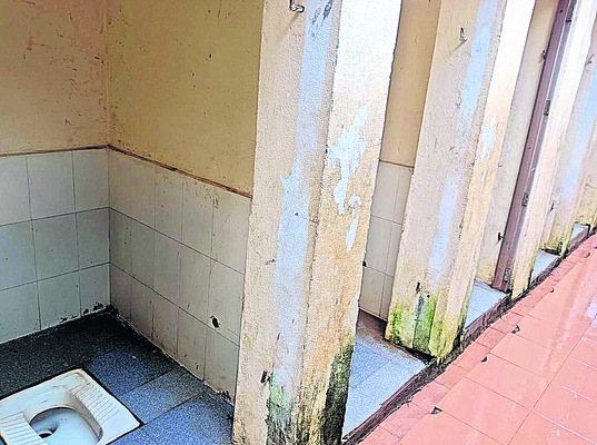 శిథిల భవనాలు.. అధ్వానంగా ఉన్న పరిసరాలు.. నేలపైనే భోజనాల3