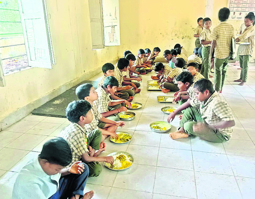 శిథిల భవనాలు.. అధ్వానంగా ఉన్న పరిసరాలు.. నేలపైనే భోజనాల1