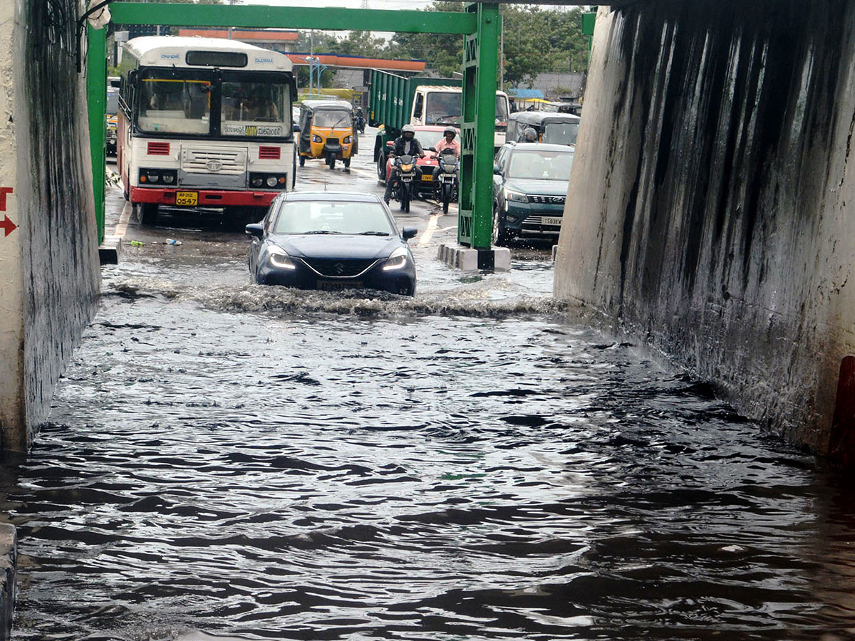 Cyclone Montha : Heavy Rainfall in Visakhapatnam Photos12