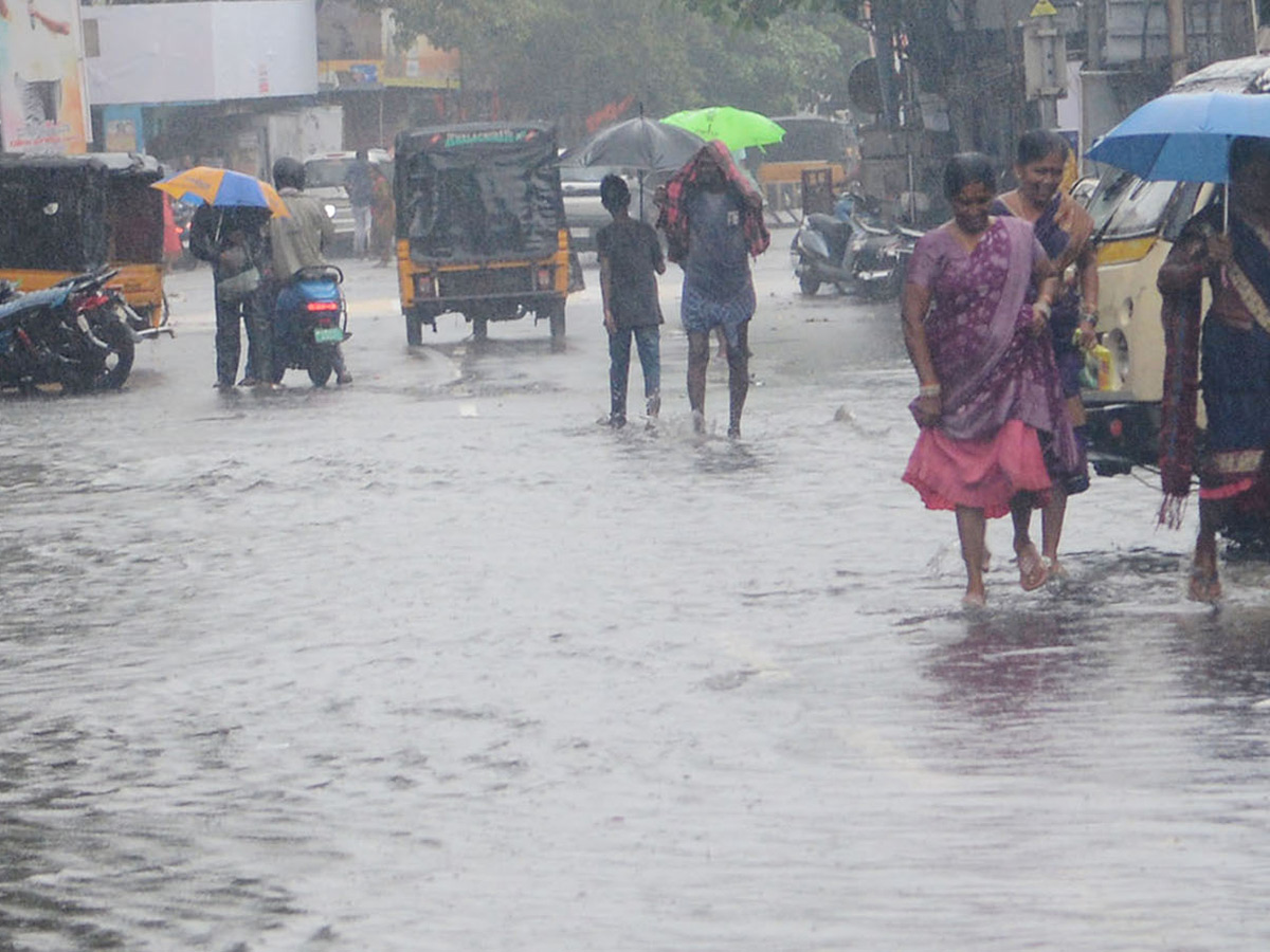 Cyclone Montha : Heavy Rainfall in Visakhapatnam Photos13