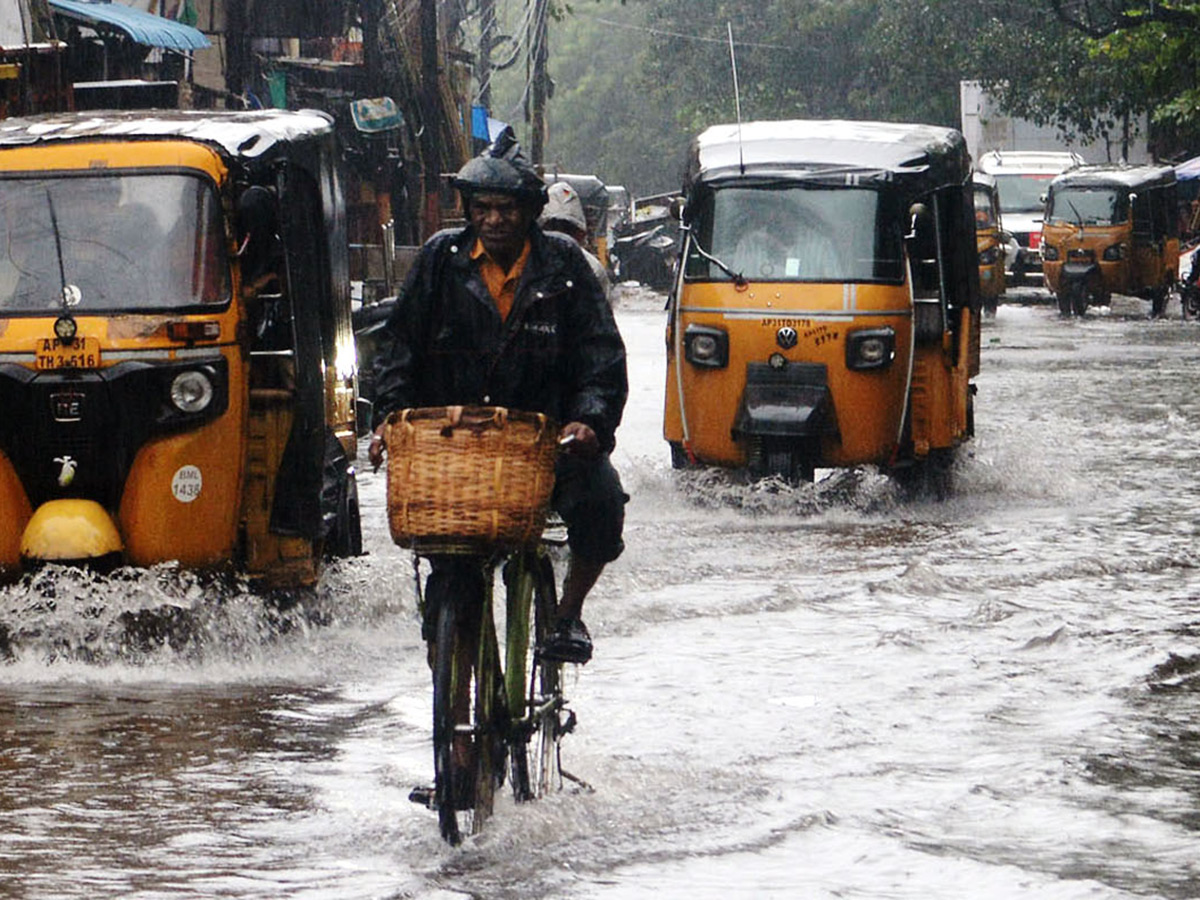 Cyclone Montha : Heavy Rainfall in Visakhapatnam Photos14