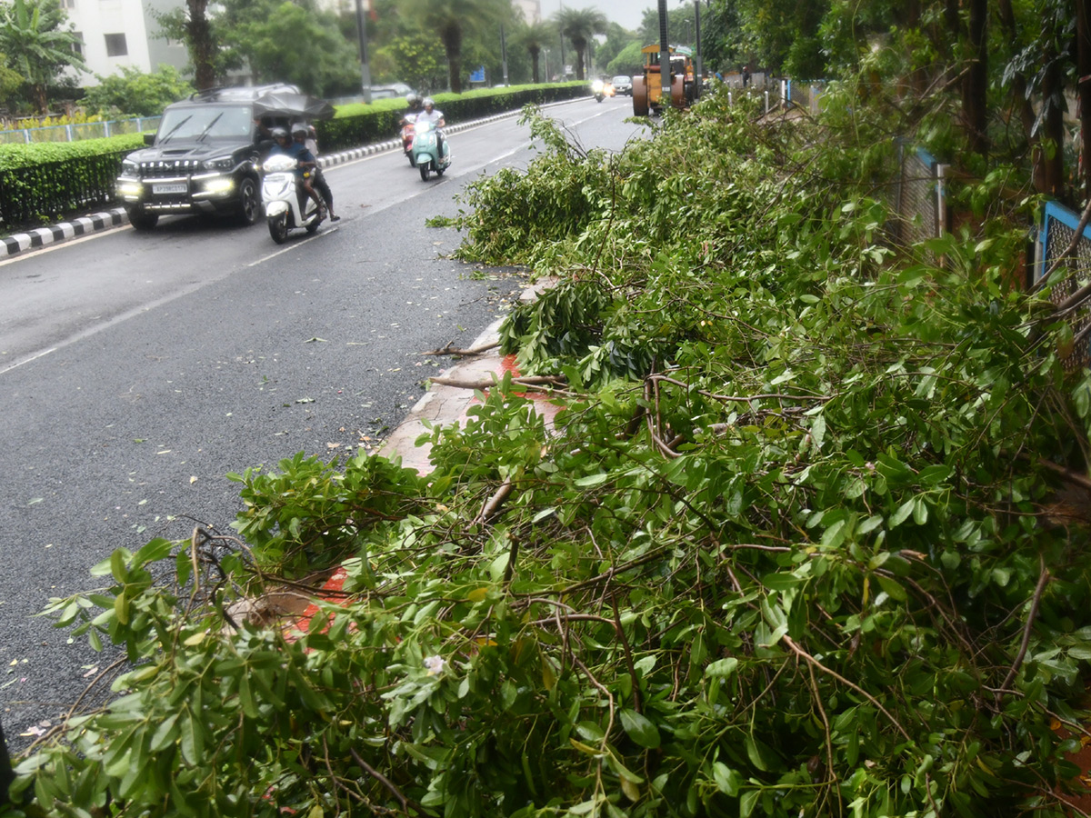 Cyclone Montha : Heavy Rainfall in Visakhapatnam Photos15