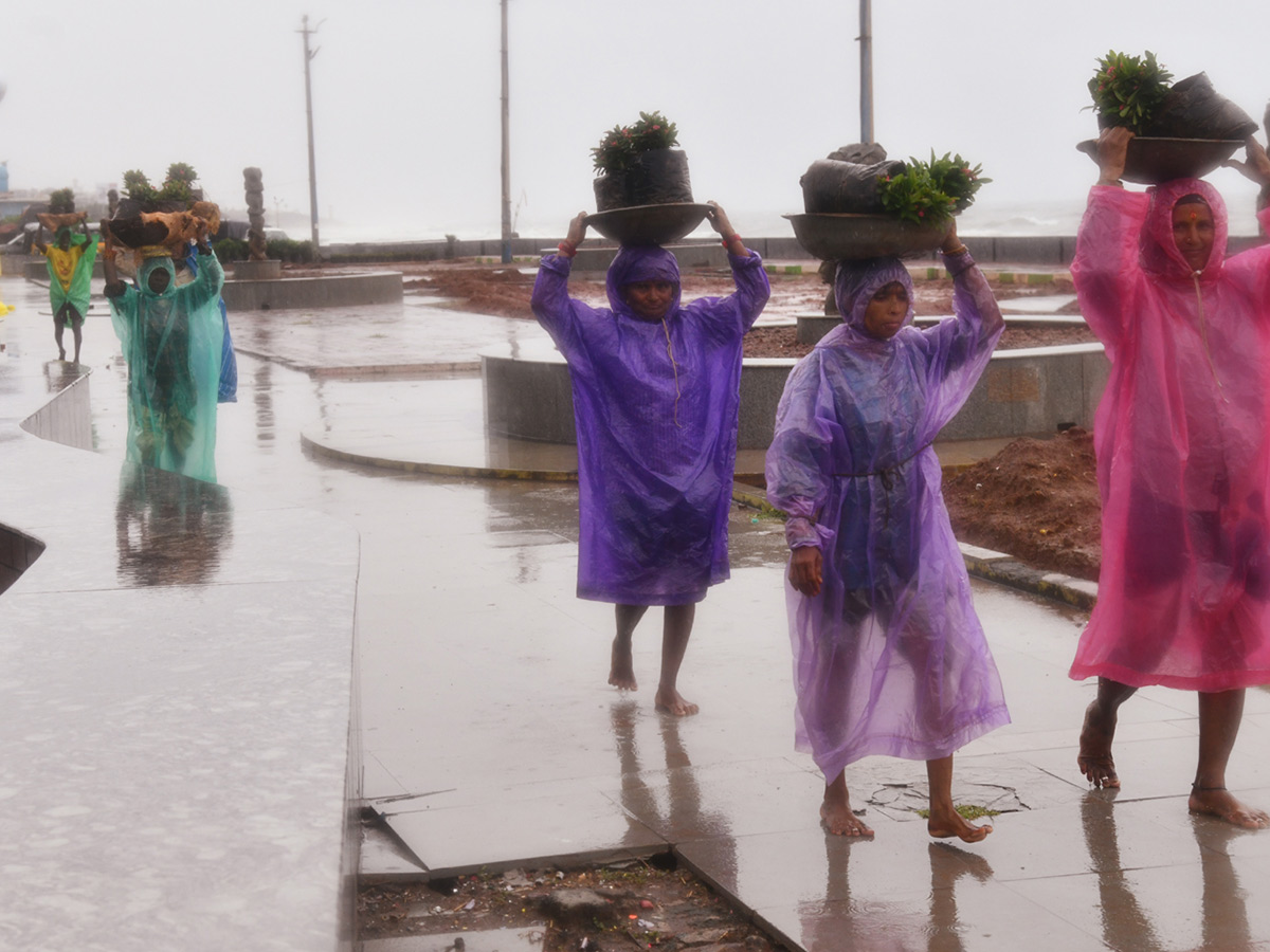 Cyclone Montha : Heavy Rainfall in Visakhapatnam Photos16