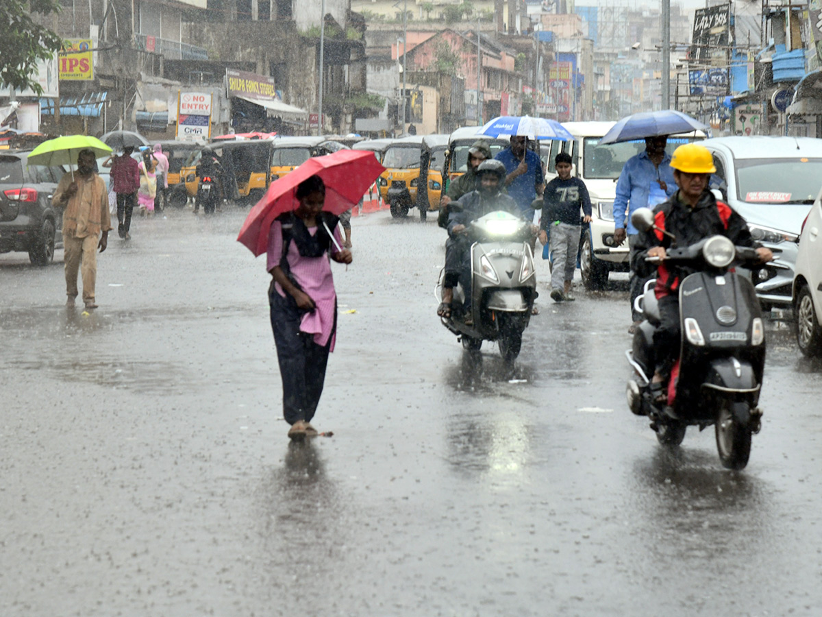 Cyclone Montha : Heavy Rainfall in Visakhapatnam Photos18