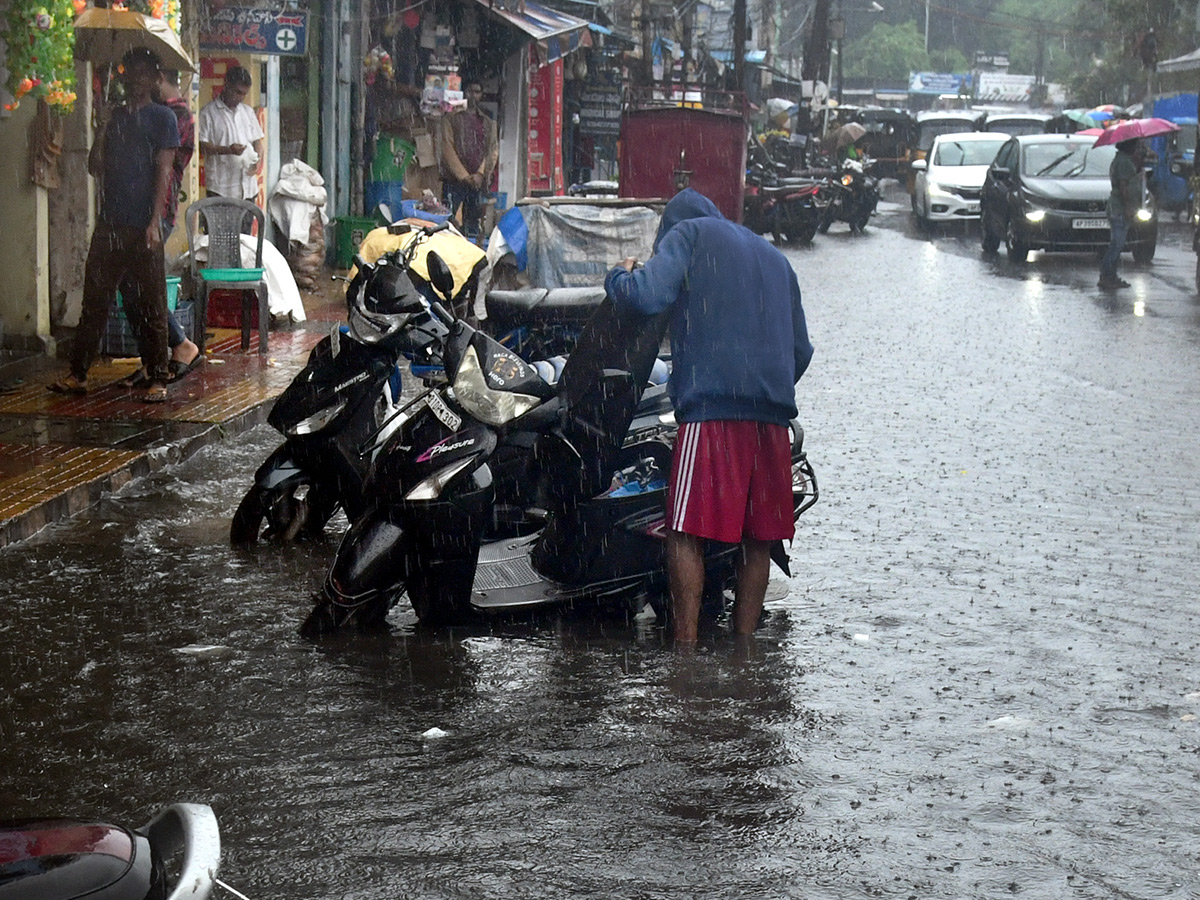 Cyclone Montha : Heavy Rainfall in Visakhapatnam Photos19