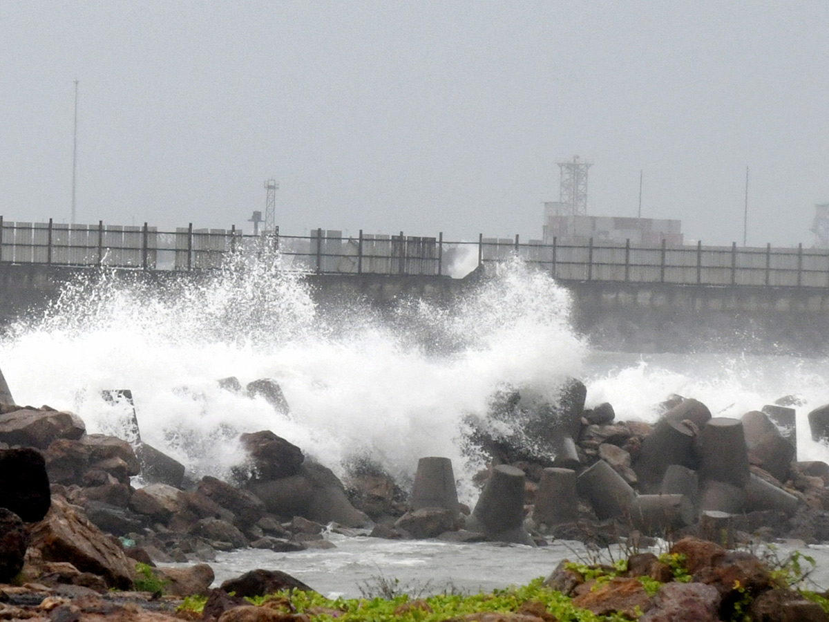 Cyclone Montha : Heavy Rainfall in Visakhapatnam Photos2