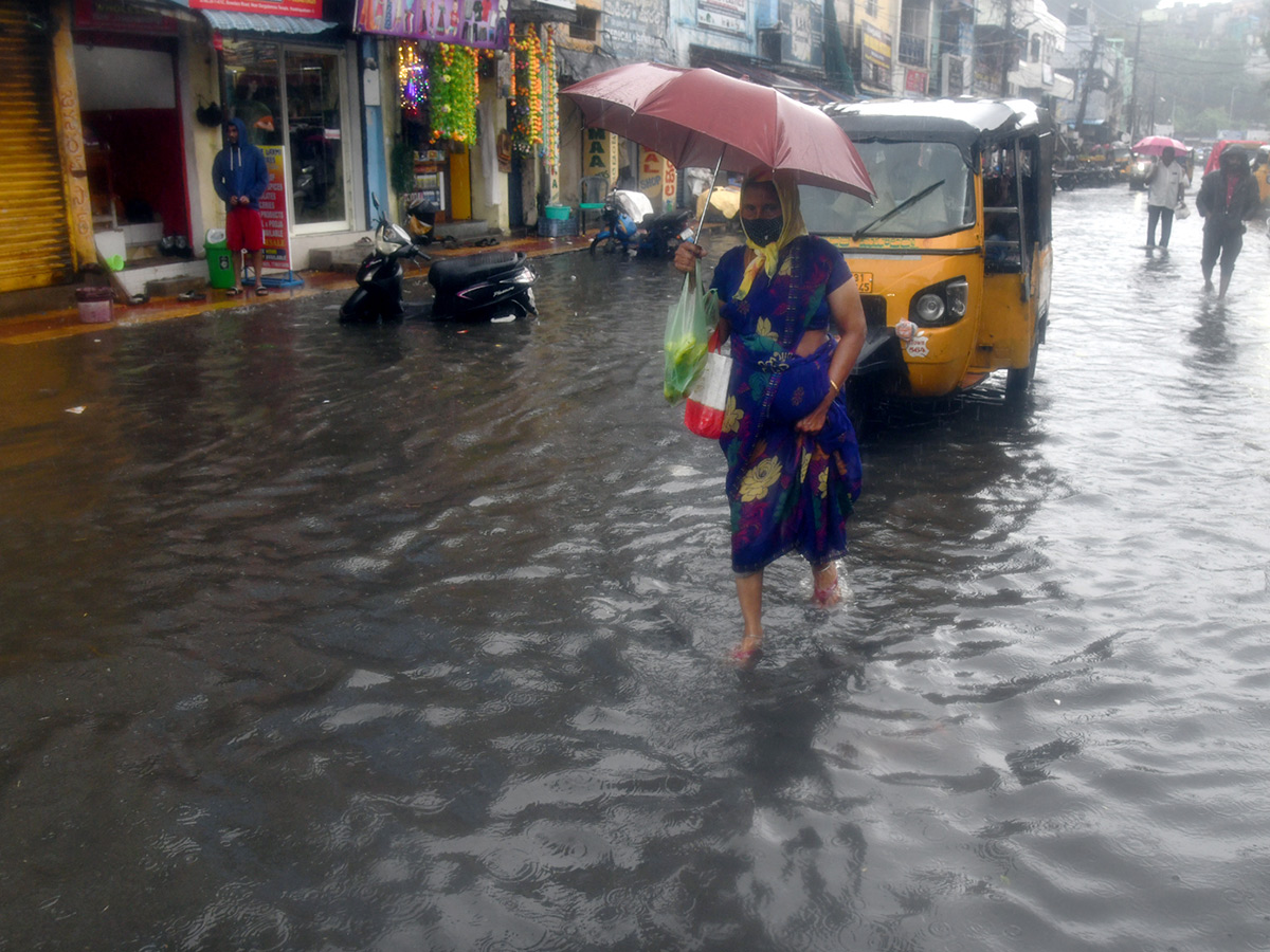 Cyclone Montha : Heavy Rainfall in Visakhapatnam Photos21