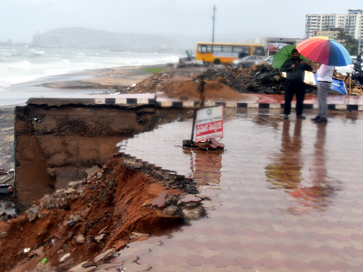 Cyclone Montha : Heavy Rainfall in Visakhapatnam Photos3