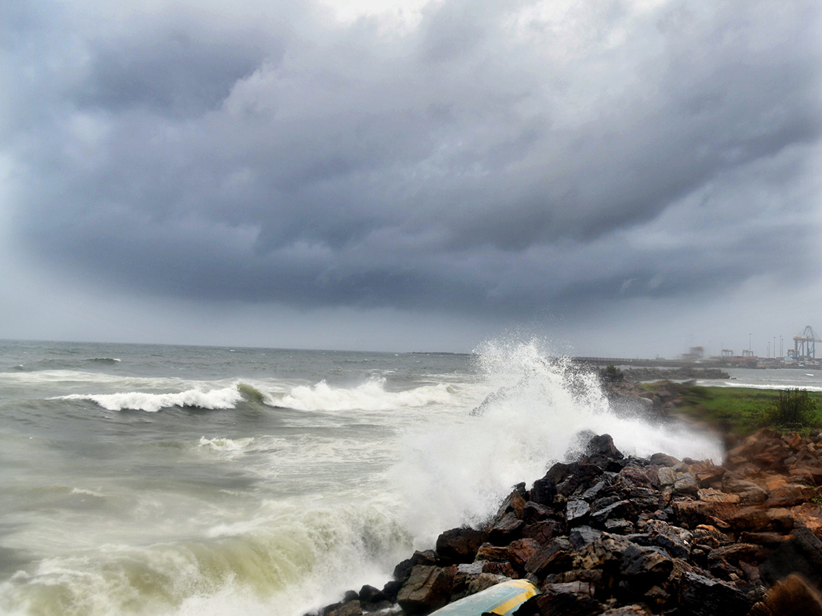 Cyclone Montha : Heavy Rainfall in Visakhapatnam Photos32