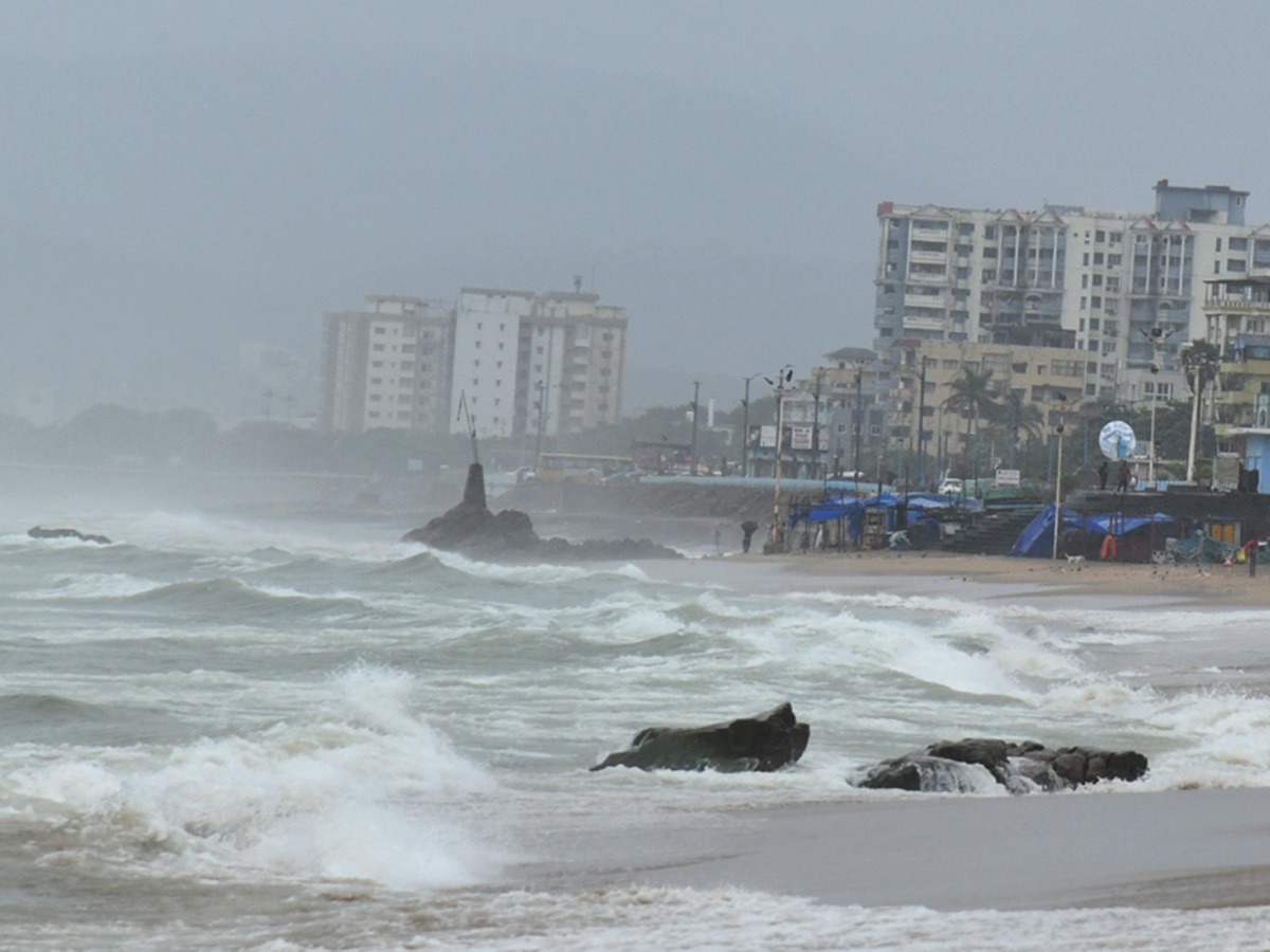 Cyclone Montha : Heavy Rainfall in Visakhapatnam Photos4