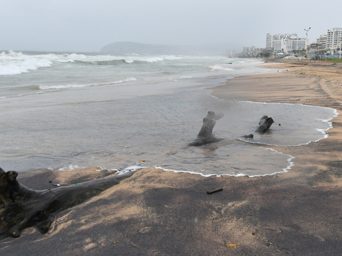 Cyclone Montha : Heavy Rainfall in Visakhapatnam Photos5