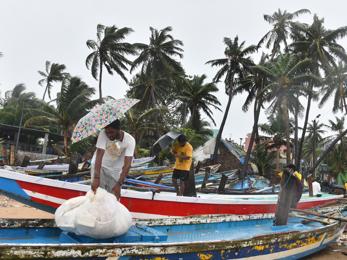 Cyclone Montha : Heavy Rainfall in Visakhapatnam Photos7