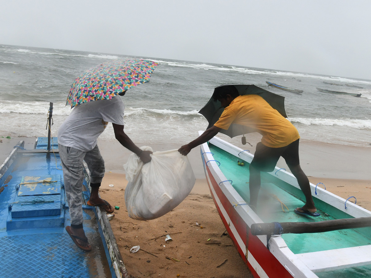 Cyclone Montha : Heavy Rainfall in Visakhapatnam Photos8