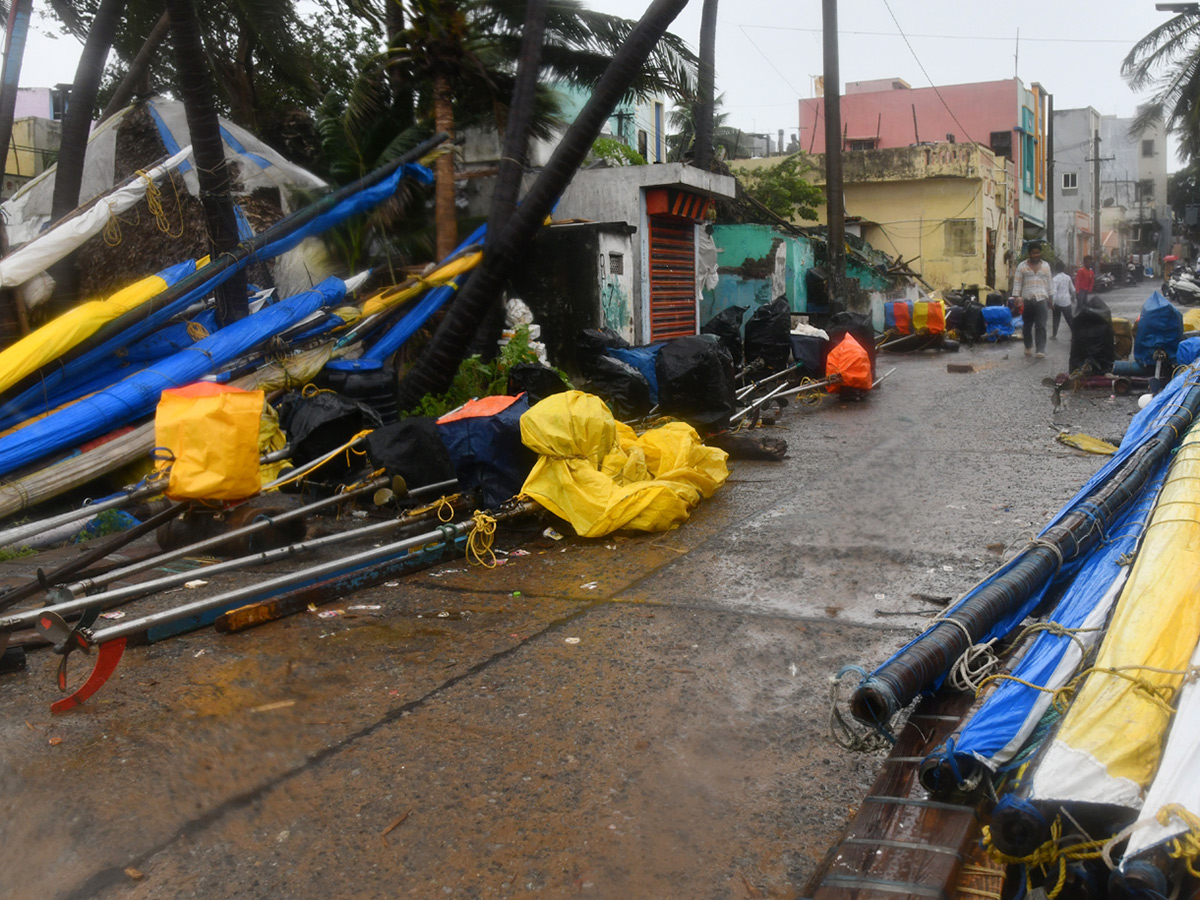 Cyclone Montha : Heavy Rainfall in Visakhapatnam Photos9