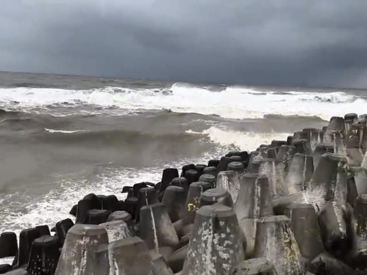 Montha Cyclone : Dangerous Situation at Uppada Beach Road Kakinada5