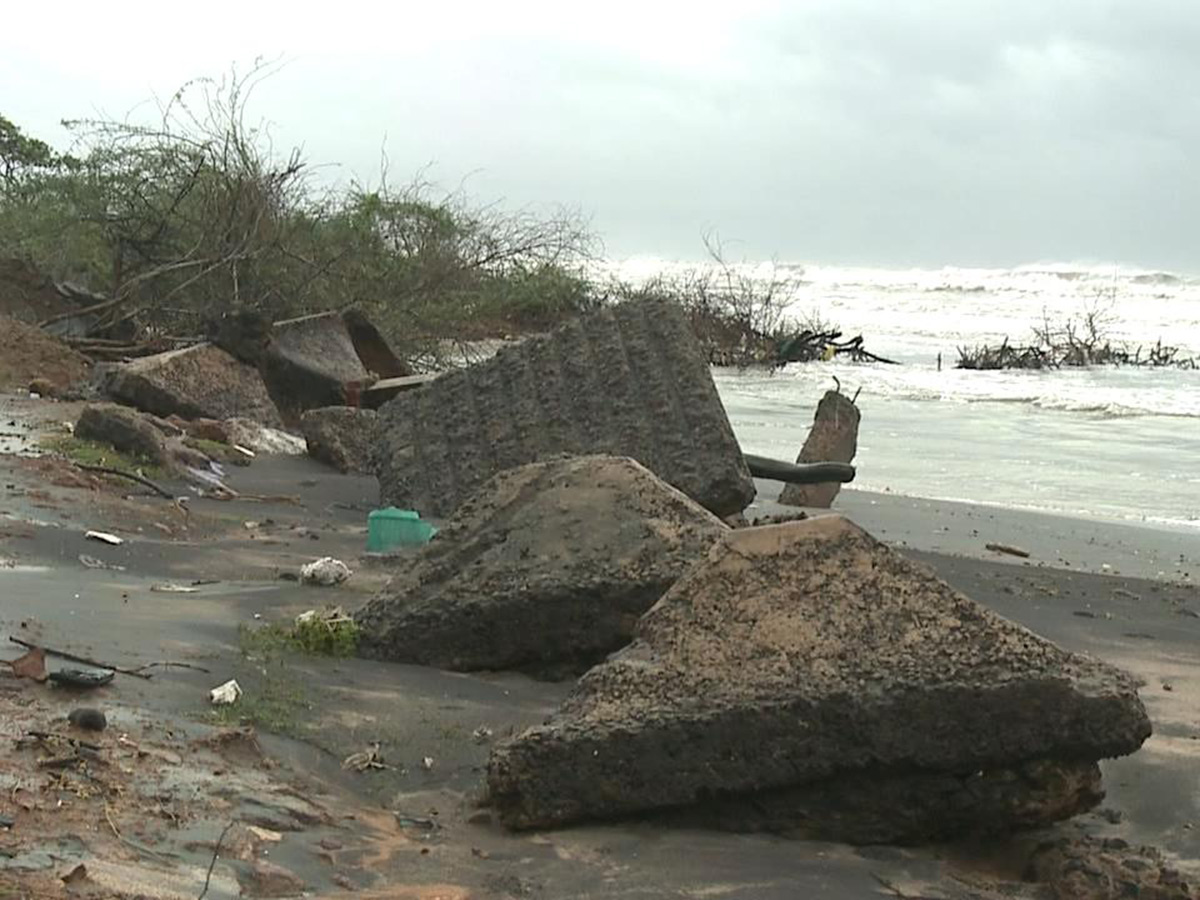 Montha Cyclone : Dangerous Situation at Uppada Beach Road Kakinada6