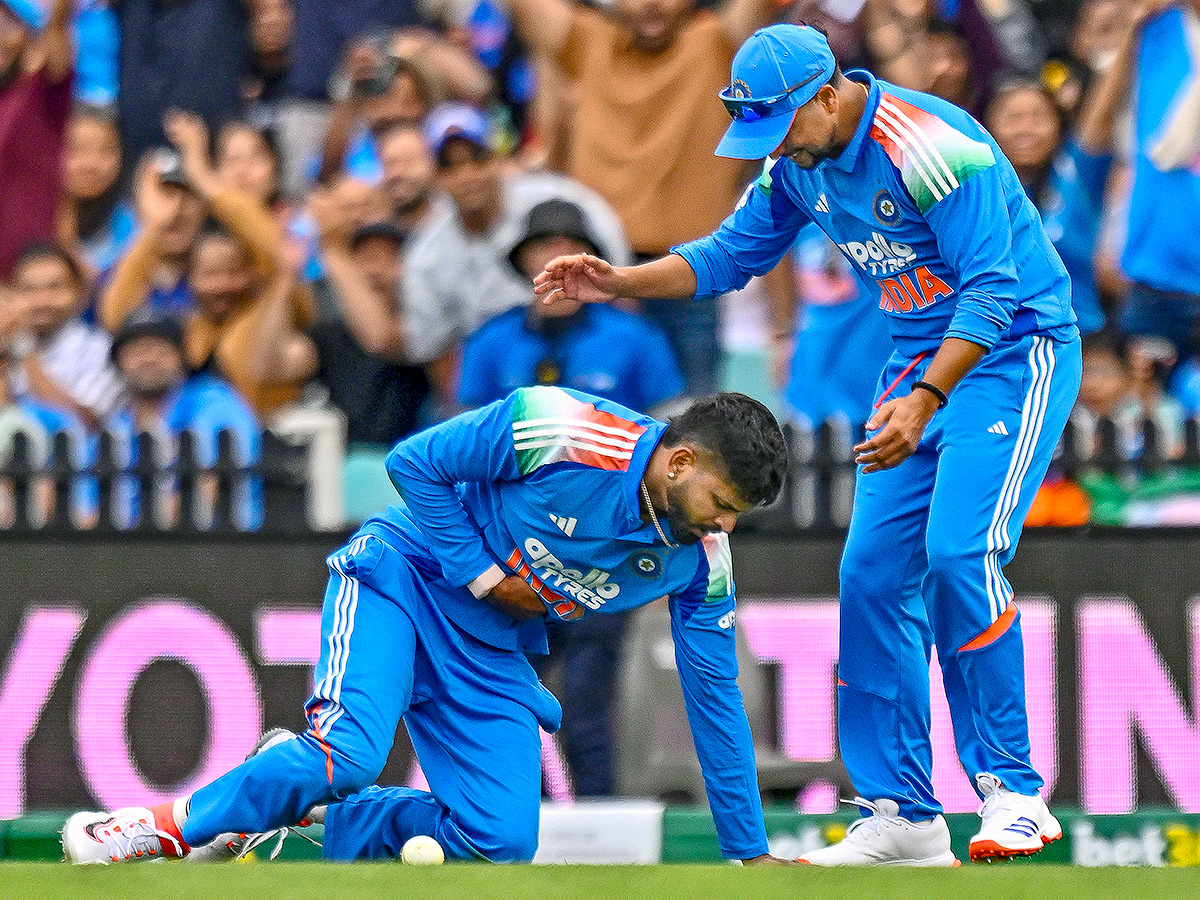 Shreyas Iyer taking a catch in which he was injured with a lacerated spleen12