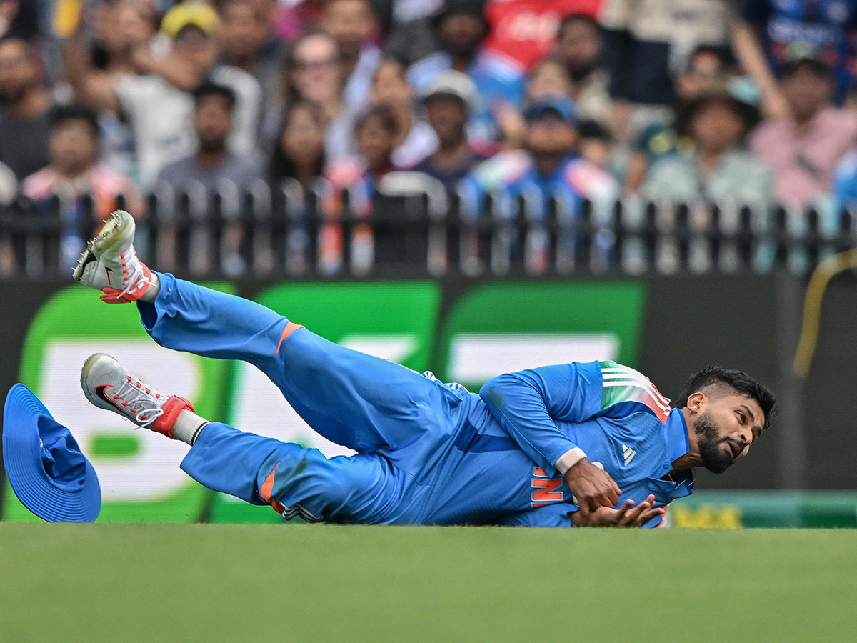 Shreyas Iyer taking a catch in which he was injured with a lacerated spleen2