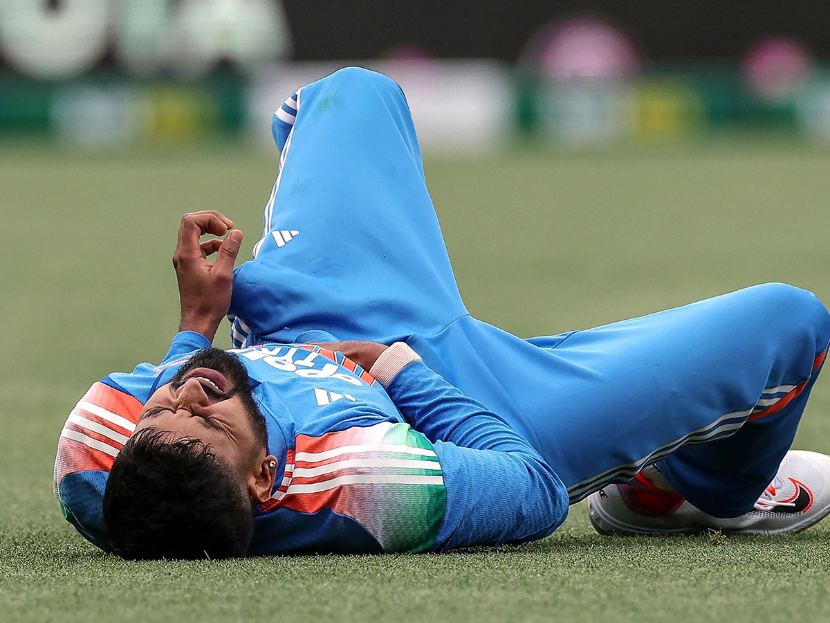 Shreyas Iyer taking a catch in which he was injured with a lacerated spleen3
