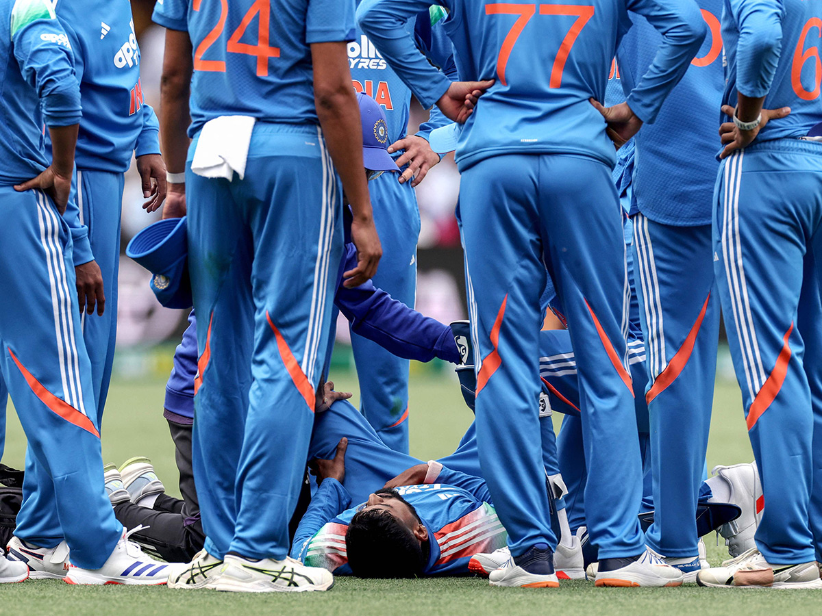 Shreyas Iyer taking a catch in which he was injured with a lacerated spleen4